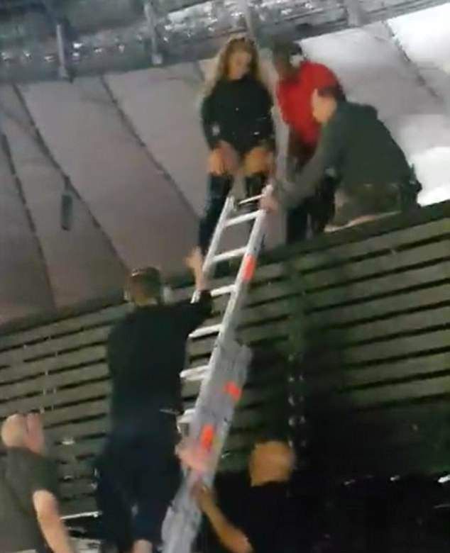 Бейонсе застряла над сценой во время концерта