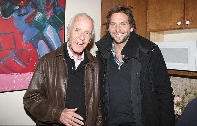 Брэдли Купер со своим отцом Чарльзом в 2010 году