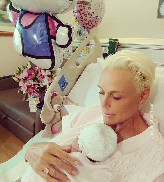 Бриджит Нильсен с новорожденной дочерью