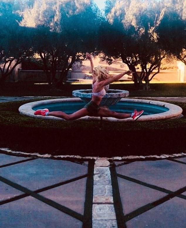 Бритни Спирс демонстрирует гибкость в прыжке