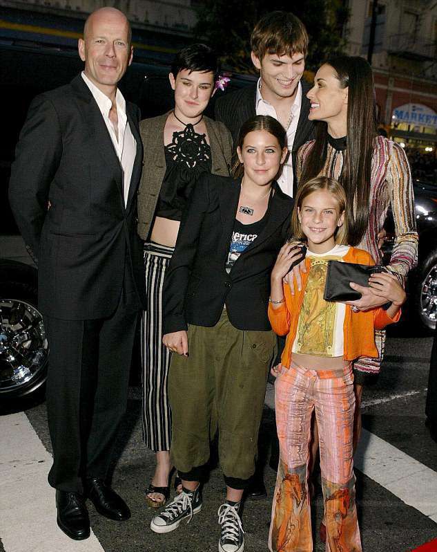 Деми Мур и Брюс Уиллис с дочерьми и Эштоном Катчером в 2003 году
