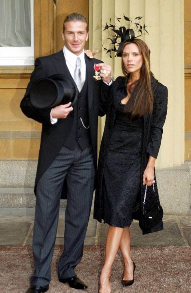 Дэвид и Виктория Бекхэм в Букингемском дворце в 2003 году