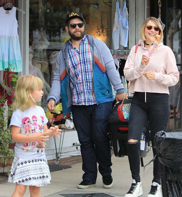 Джек Осборн и Лиза Стелли на прогулке с дочерьми в понедельник