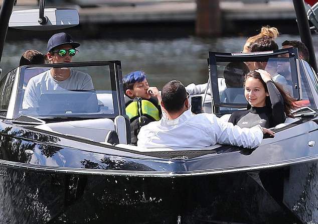 Дженнифер Лопес и Алекс Родригес с детьми на лодке