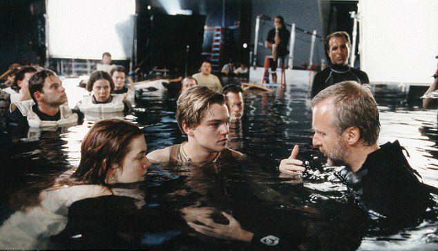 Джеймс Кэмерон работает с актерами на съемках "Титаника"