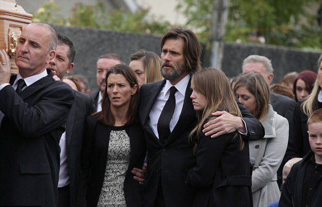 Джим Керри со своей дочерью на похоронах Катрионы Уайт в 2015 году