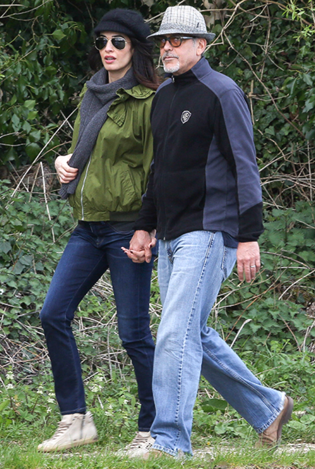Джордж и Амаль Клуни на прогулке в Беркшире