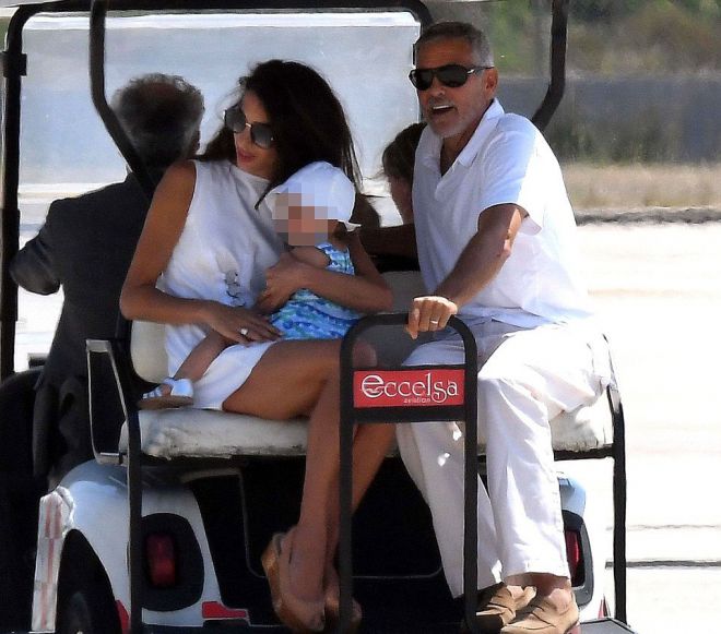 Джордж Клуни с семьей после аварии