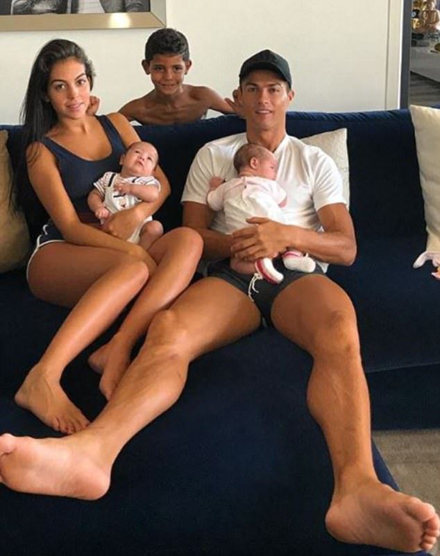Джорджина и Роналду с сыном футболиста Криштиану-младшим 