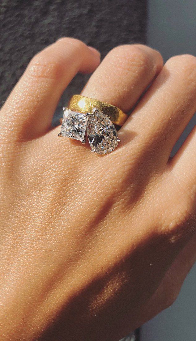 Эмили показала помолвочное кольцо с двумя бриллиантами