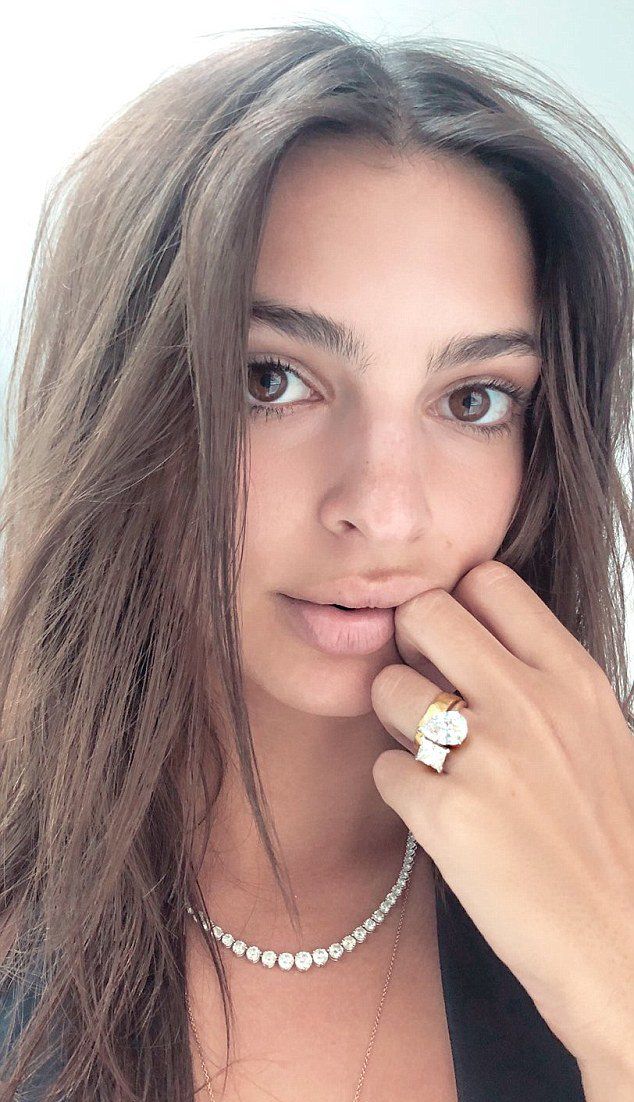 Эмили Ратажковски показала помолвочное кольцо с двумя бриллиантами