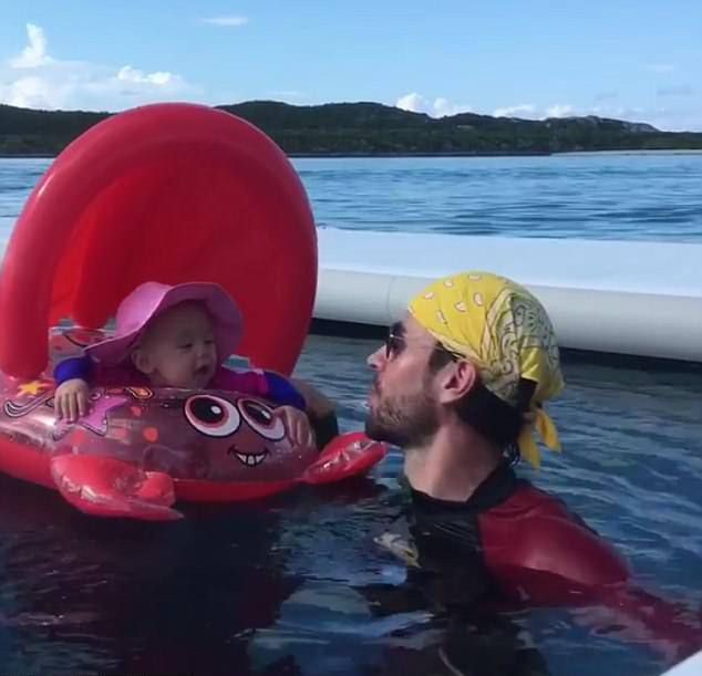 Энрике Иглесиас опубликовал забавное видео с дочерью