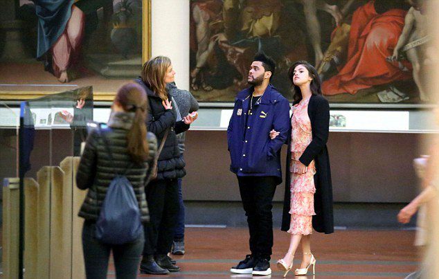 Селена Гомес и  The Weeknd в галерее Академии изящных искусств