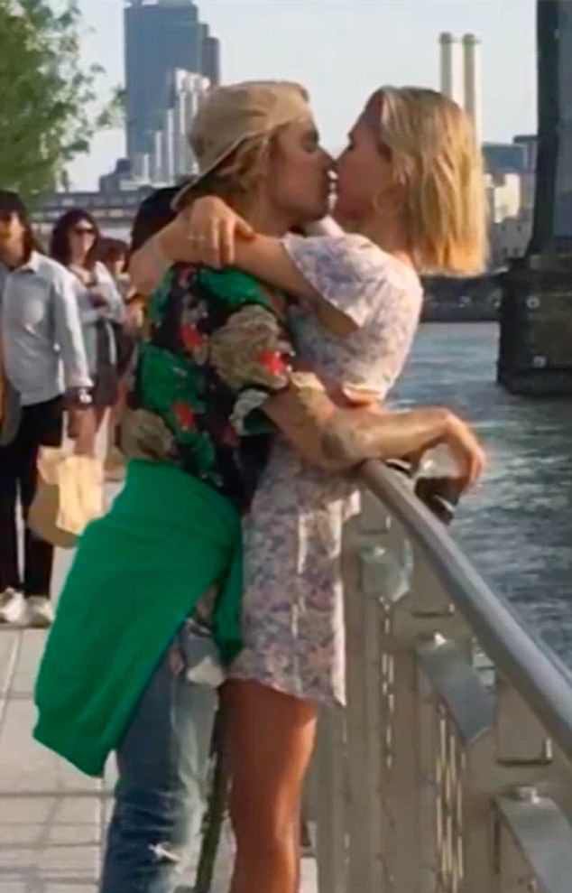 Хейли Болдуин и Джастин Бибер целуются
