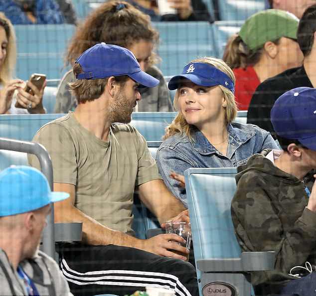 Хлоя Морец с актером Алексом Роу на бейсбольном матче