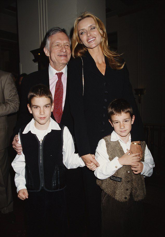 Хью с Кимберли Конрад и их сыновьями в 1998 году