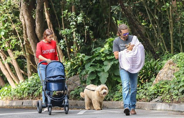 Ирина Шейк и Брэдли Купер во время их прогулки в парке Санта-Моники