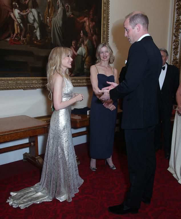 Кайли Миноуг беседует с принцем Уильямом в Букингемском дворце