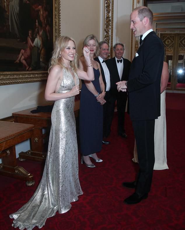 Кайли Миноуг с принцем Уильямом в Букингемском дворце