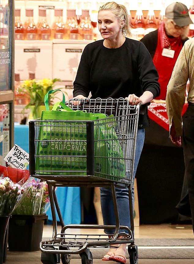 Кэмерон Диаз во время посещения супермаркета