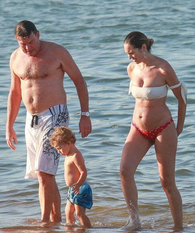 Кэндис Свейнпол с отцом и сыном на пляже в Бразилии