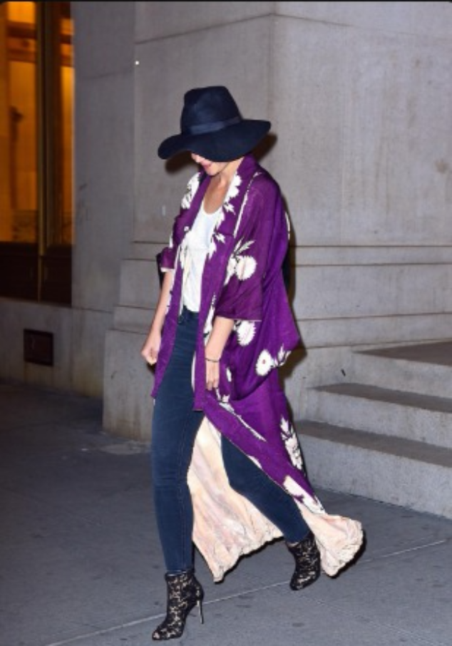 Кэти Холмс в кимоно и шляпе