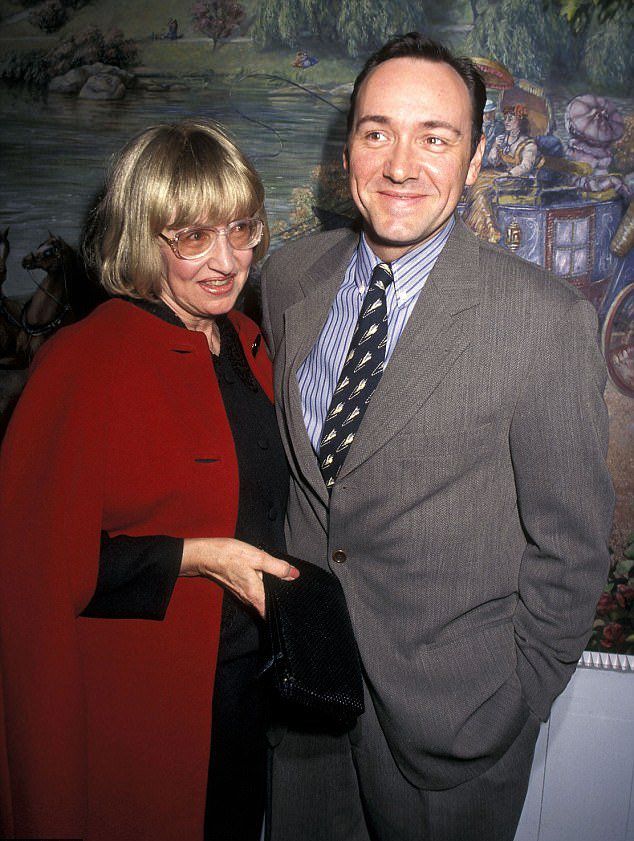 Кевин Спейси с матерью Кэйтлин в 1996 году