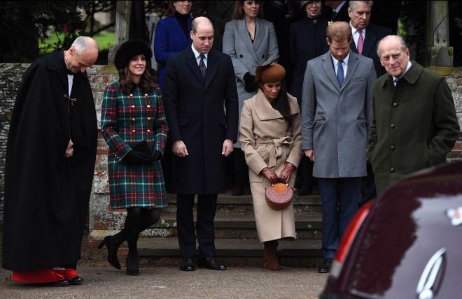 Кейт Миддлтон и Меган Маркл с принцами приветствуют королеву