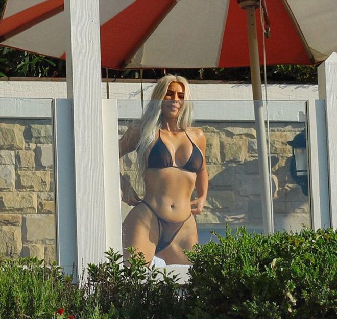 Ким Кардашьян в пляжном домике