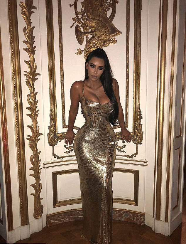 Ким Кардашьян в золотом платье