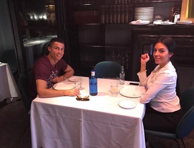 Криштиану Роналду и Джорджина Родригес вчера в ресторане