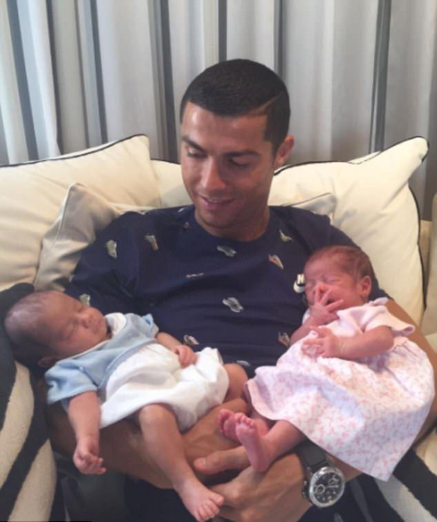 Криштиану Роналду с новорожденными сыном и дочерью
