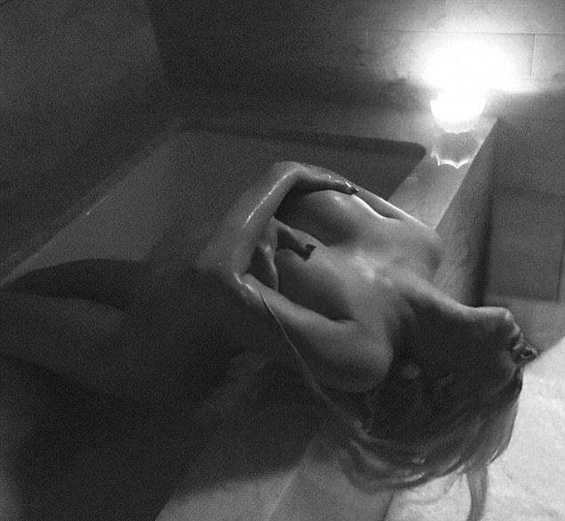 Кристина Агилера в фотосессии в ванной