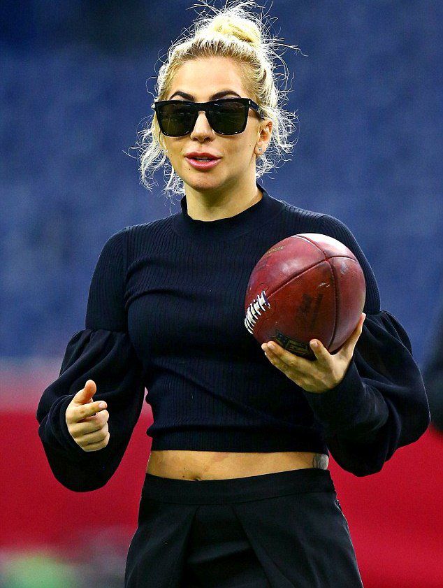 Леди Гага больше не носит помолвочное кольцо Тейлора Кинни