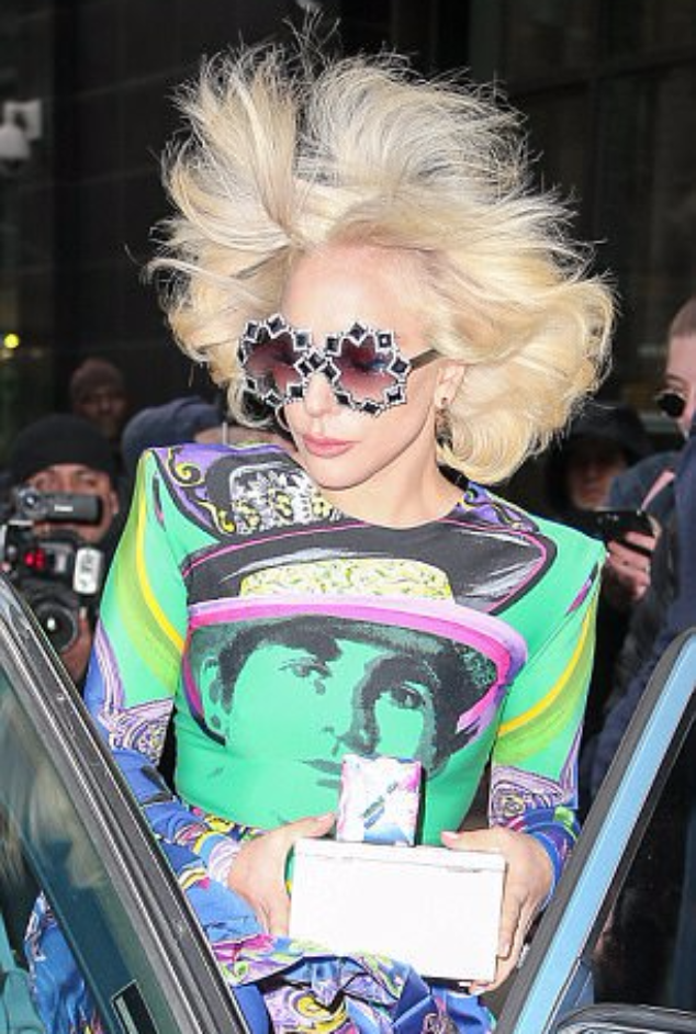 Леди Гага садится в авто