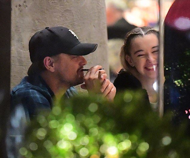 Леонардо Ди Каприо и Сара Снайдер в ресторане