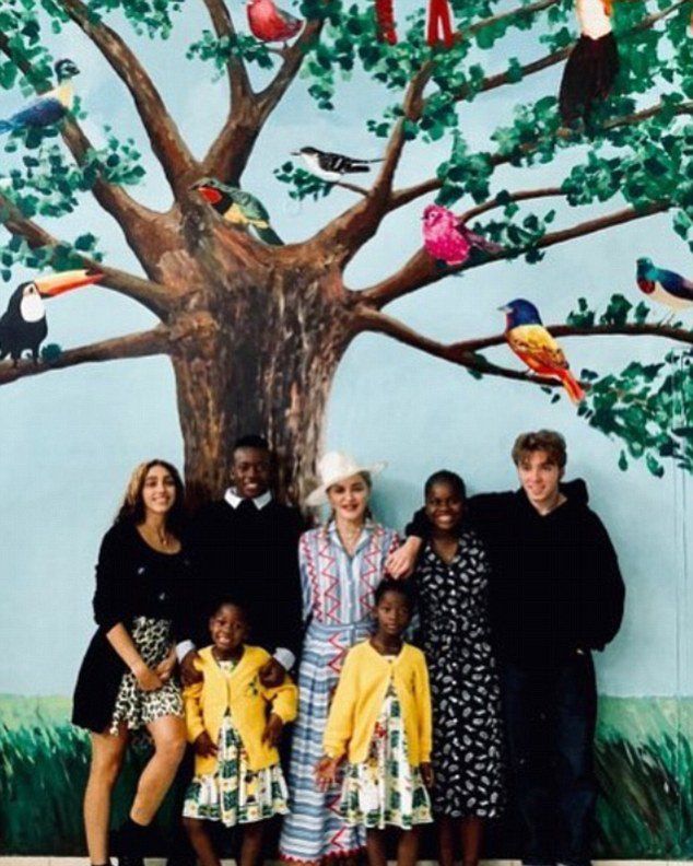 Мадонна с детьми в Малави