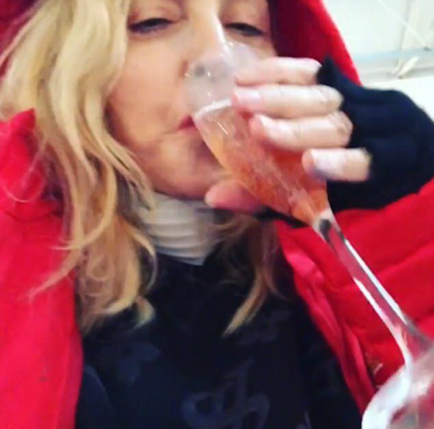 Мадонна с шампанским