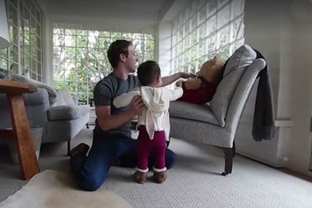 Марк Цукерберг поделился видео с первыми шагами своей дочери