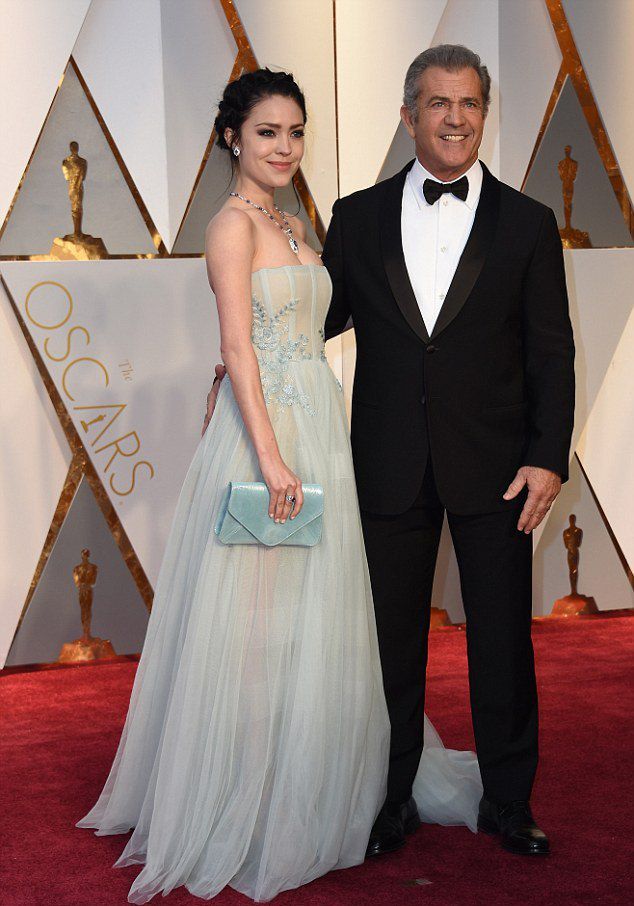 Мел Гибсон с подругой на красной дорожке "Оскара" в феврале