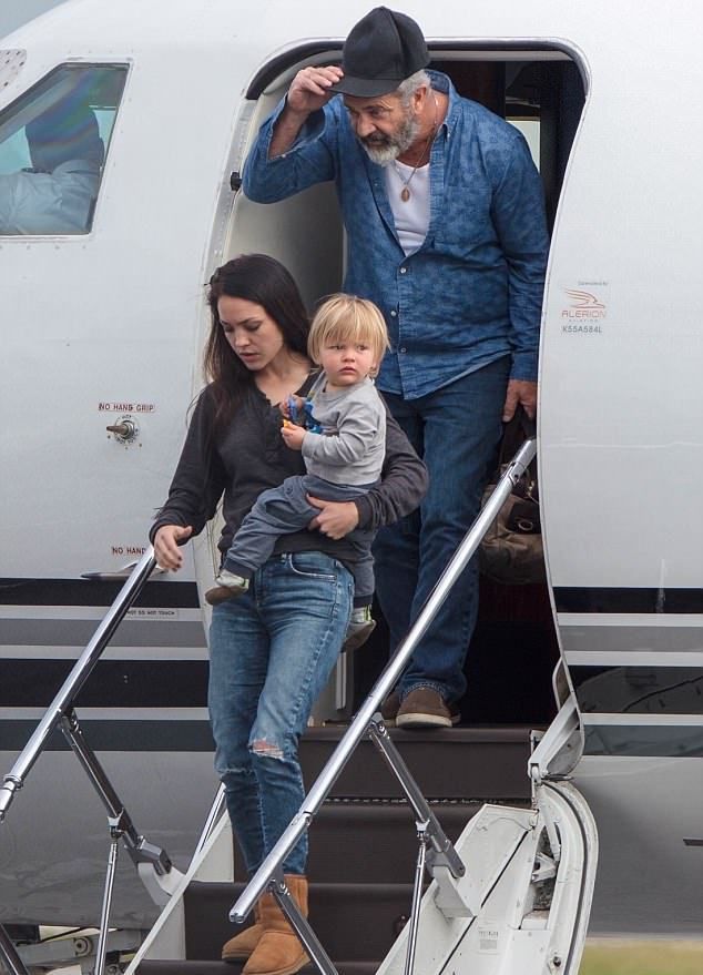 Мел Гибсон с возлюбленной Розалинд Росс и сыном в аэропорту Атланты