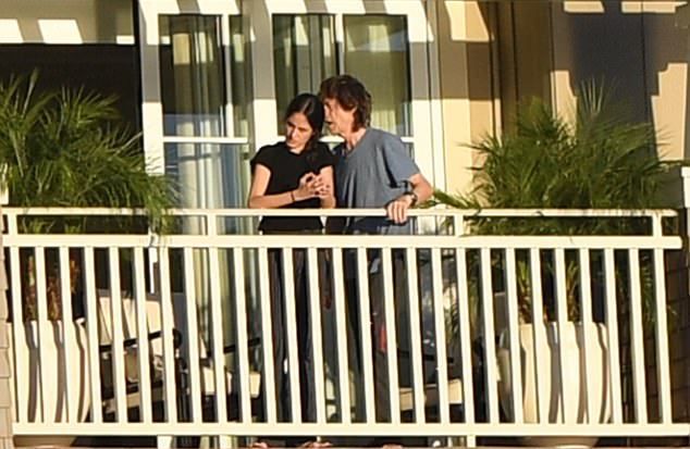 Мик Джаггер и Мелани Хэмрик на балконе