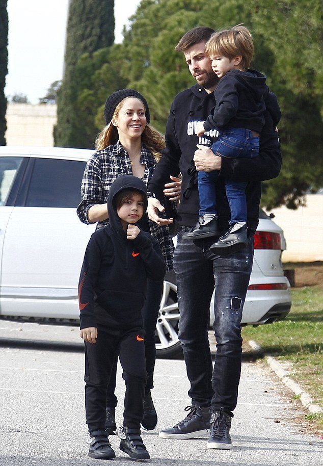 Милан и Саша Пике с родителями