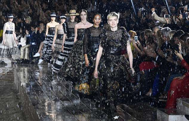 Модный показ Dior проходил под дождем