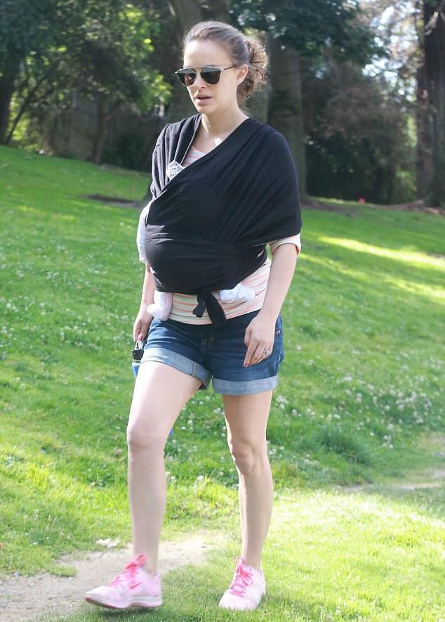 Натали Портман на прогулке с новорожденной дочкой