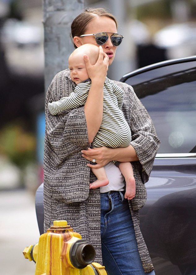 Натали Портман с дочерью Амалией на прогулке в Лос-Анджелесе