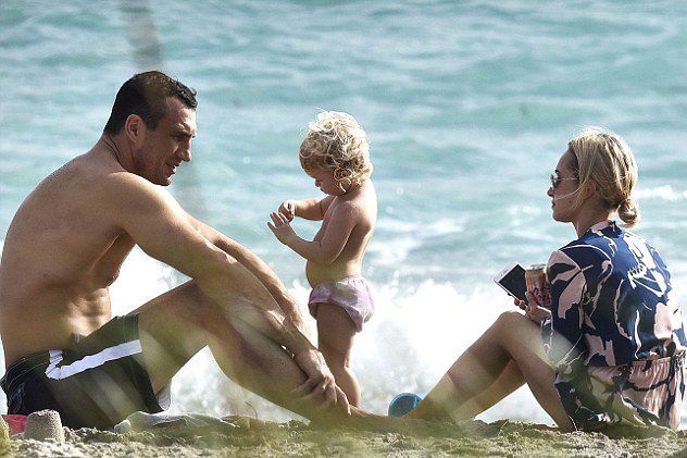 Паннетьери и Кличко вместе с дочерью на пляже в Майями