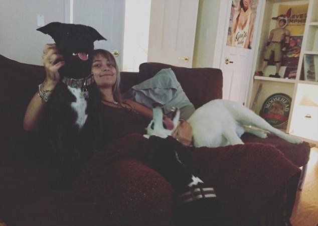 Пэрис Джексон и ее три собаки