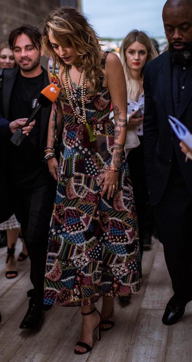 Пэрис Джексон уходит с модного показа Dior