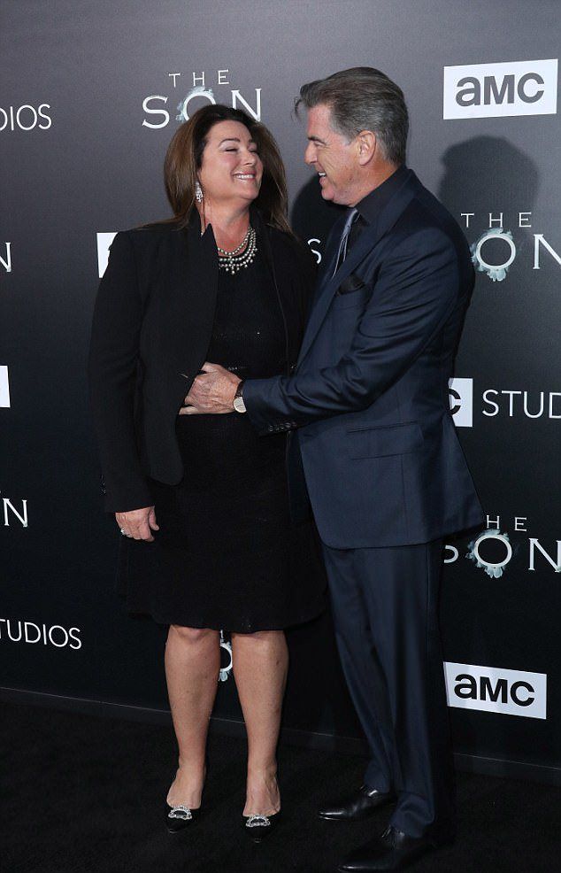 Пирс Броснан  с супругой Кили Шэй Смит на премьере своего нового сериала "Сын"
